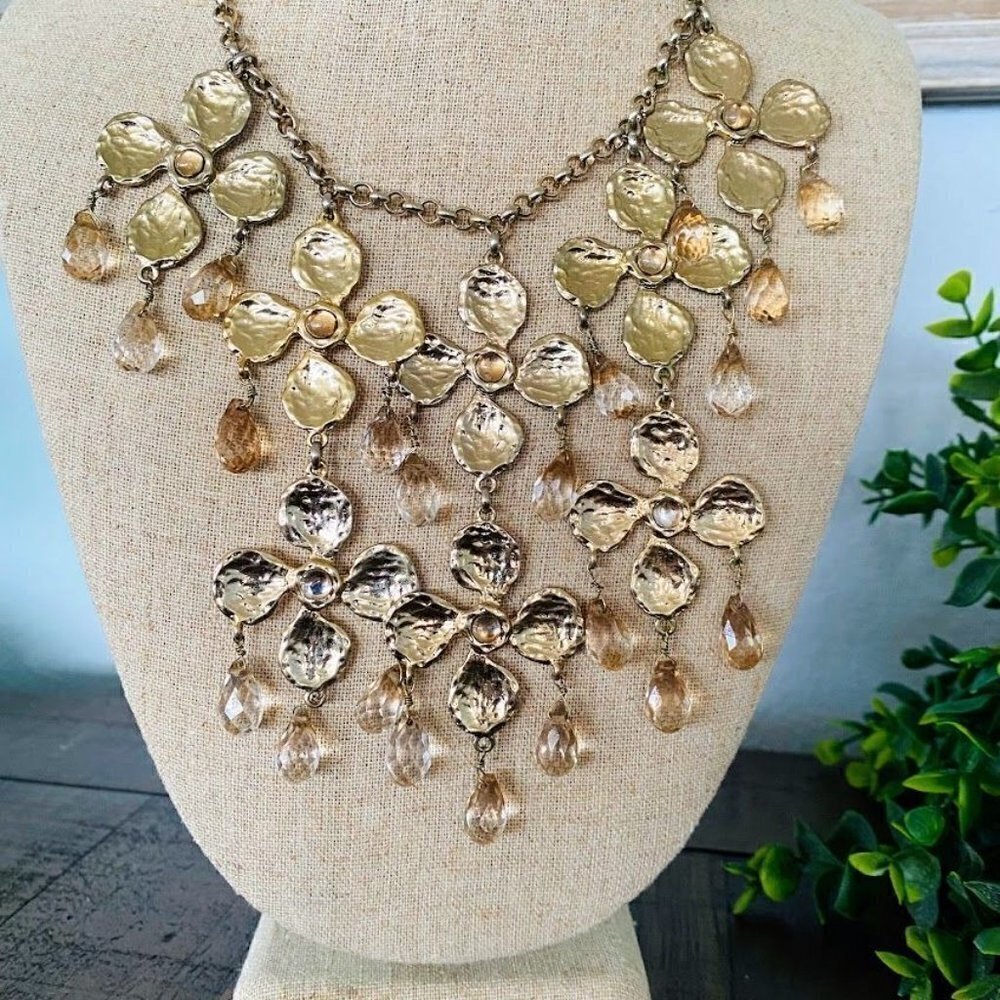 Banana Republic Daisy Floral Statement Necklace - Picture 5 of 7